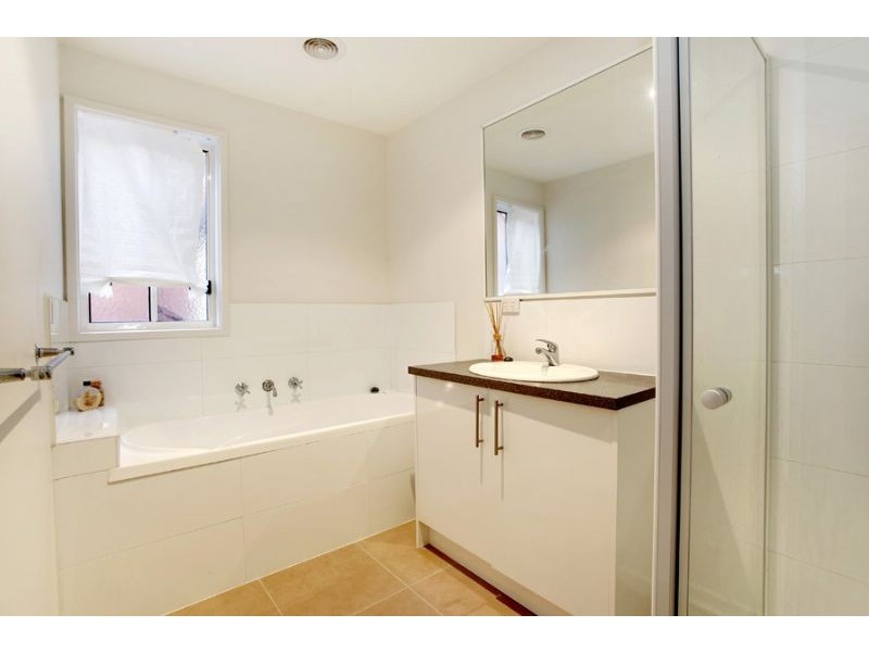 2/3 Saniky Street, Notting Hill VIC 3168