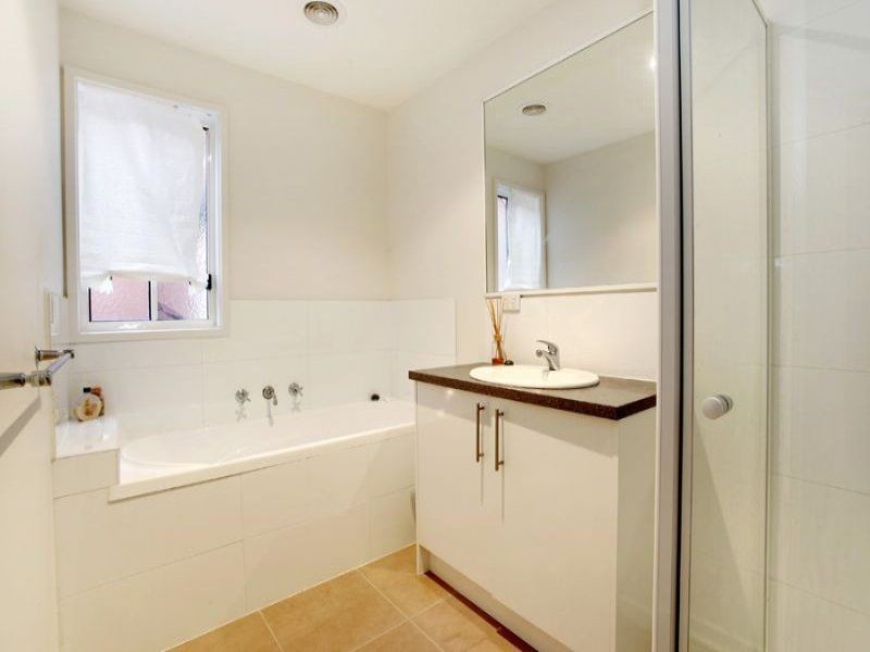 2/3 Saniky Street, Notting Hill VIC 3168