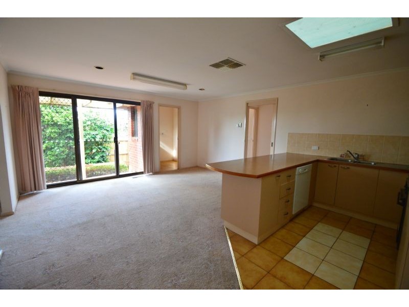 2/11 Travers Crescent, Burwood VIC 3125