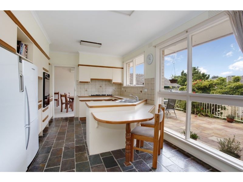 16 Snowden Drive, Glen Waverley VIC 3150