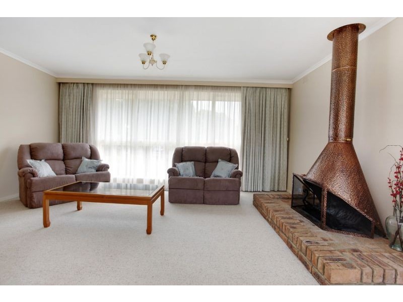 16 Snowden Drive, Glen Waverley VIC 3150