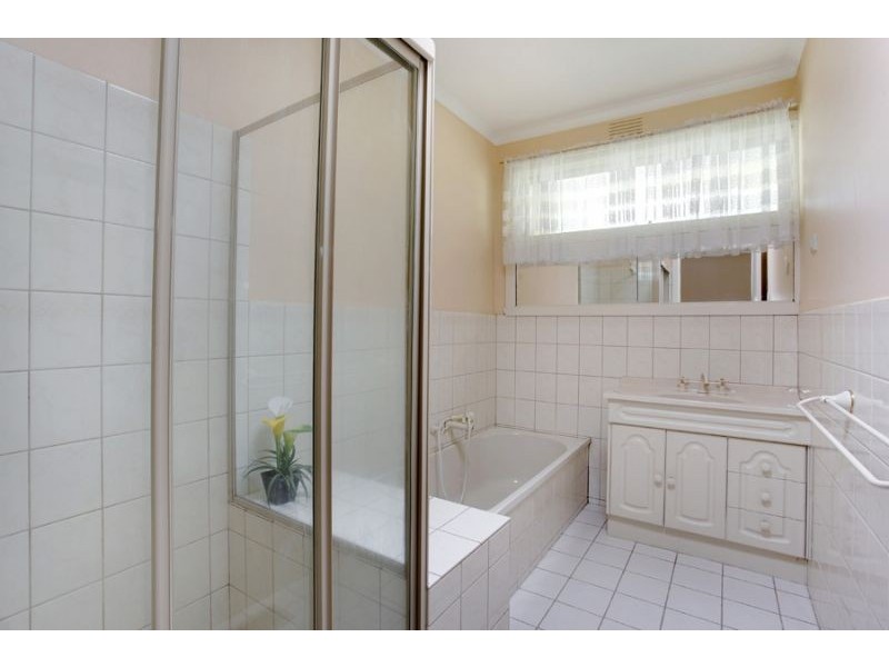 16 Snowden Drive, Glen Waverley VIC 3150
