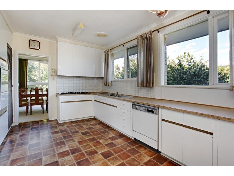 24 Snowden Drive, Glen Waverley VIC 3150