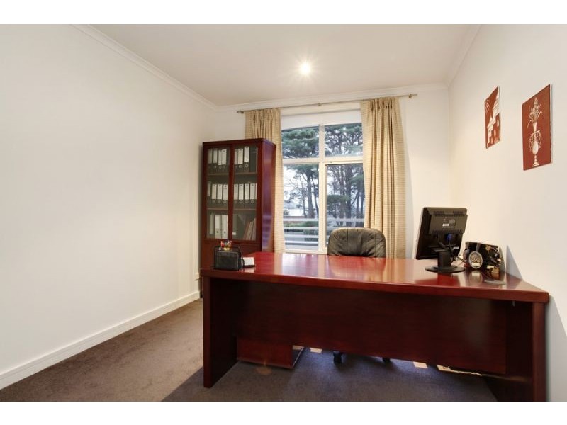 16 Waverley Park Drive, Mulgrave VIC 3170