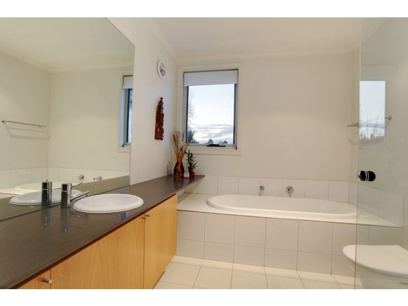 16 Waverley Park Drive, Mulgrave VIC 3170