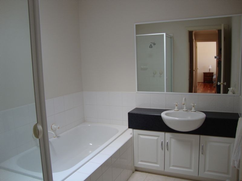 4/2 McKelvie Court, Glen Waverley VIC 3150