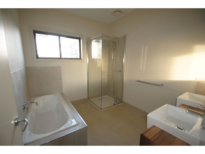 2/14 Pinewood Drive, Mount Waverley VIC 3149