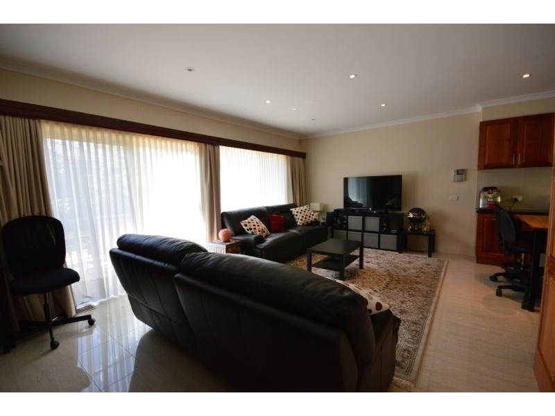 2/24 Roberts Street, Glen Waverley VIC 3150