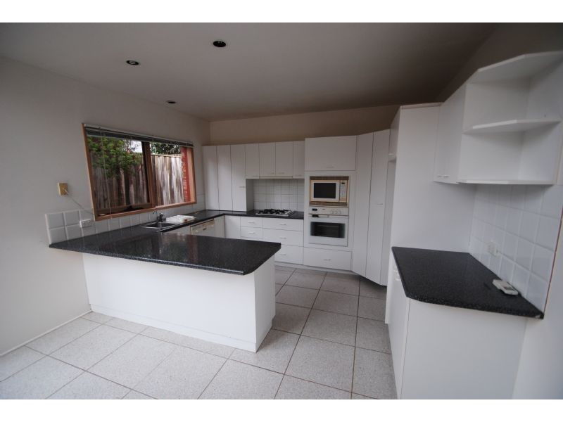 2/24 Highview Grove, Burwood East VIC 3151