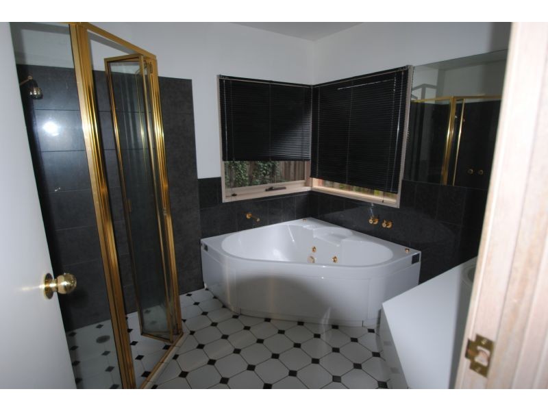 2/24 Highview Grove, Burwood East VIC 3151