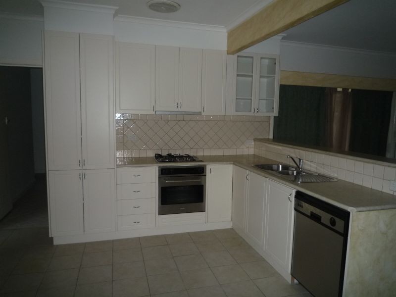 32 Folkestone Road, Glen Waverley VIC 3150