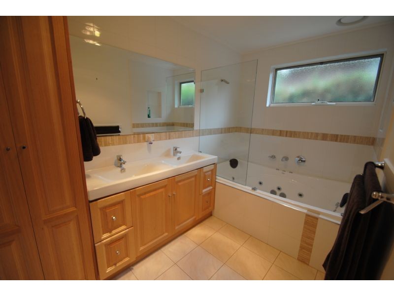 31 Highwood Drive, Wheelers Hill VIC 3150