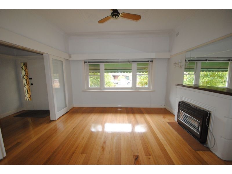 27 Wallace Road, Burwood VIC 3125