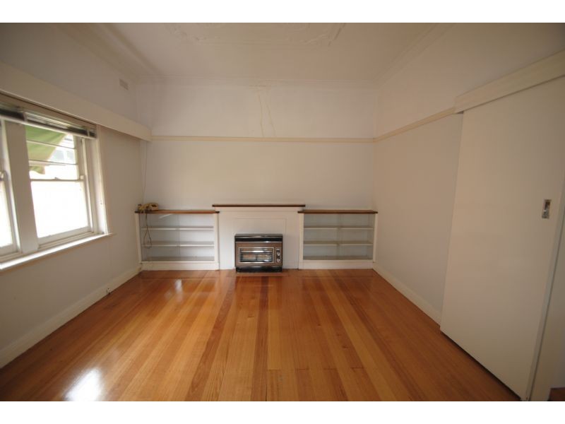 27 Wallace Road, Burwood VIC 3125