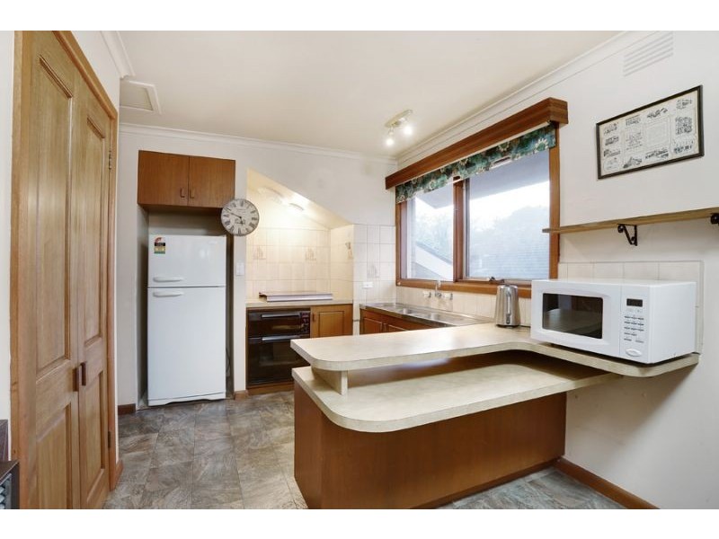 8 Crestmont Drive, Glen Waverley VIC 3150