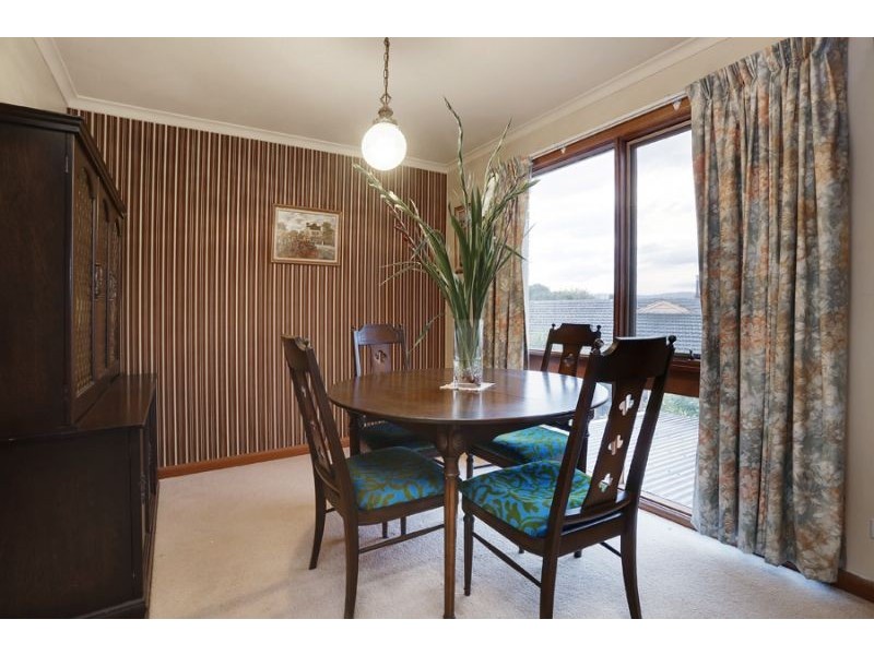 8 Crestmont Drive, Glen Waverley VIC 3150