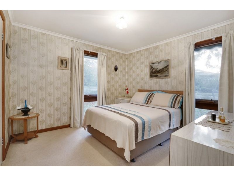 8 Crestmont Drive, Glen Waverley VIC 3150