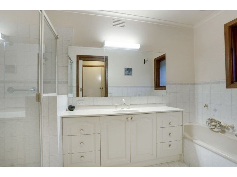 8 Crestmont Drive, Glen Waverley VIC 3150