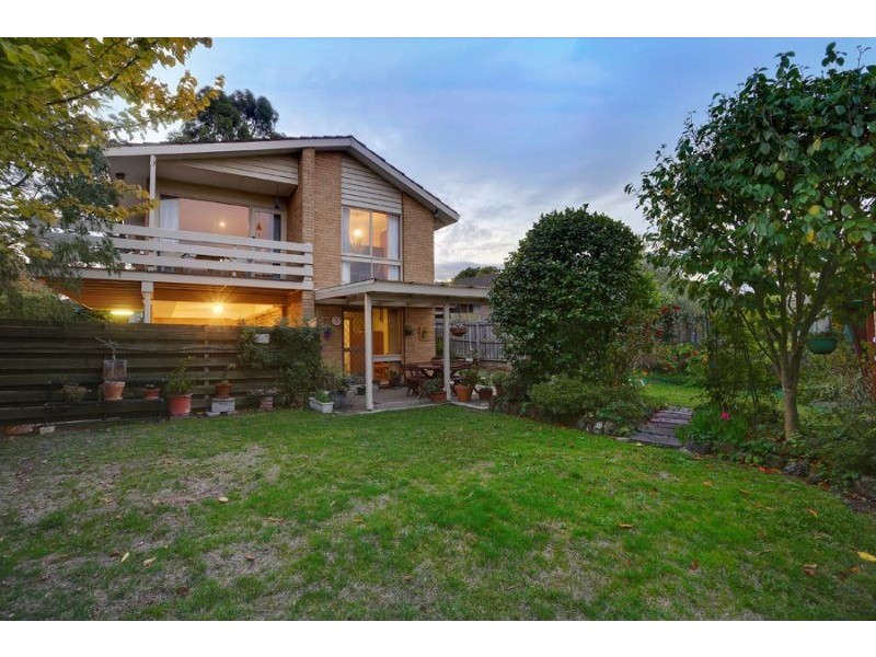 8 Crestmont Drive, Glen Waverley VIC 3150