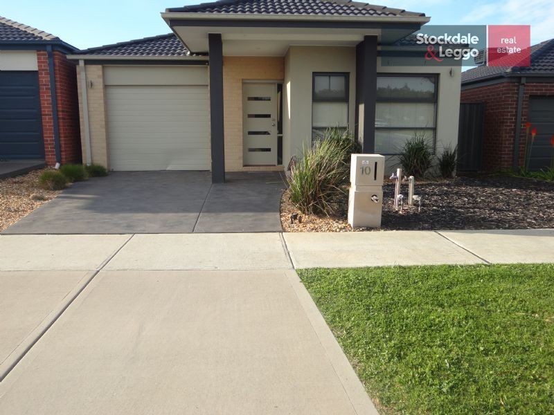 10 Moss Street, Cranbourne North VIC 3977