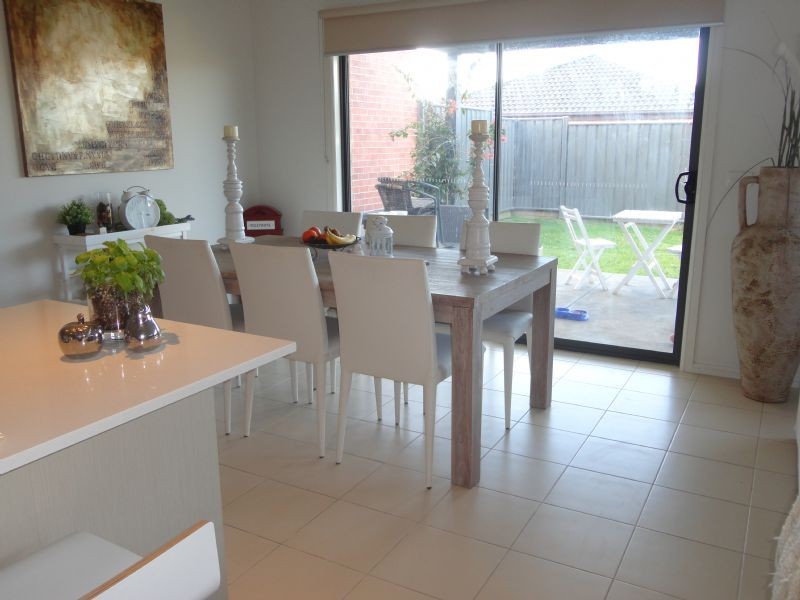 10 Moss Street, Cranbourne North VIC 3977