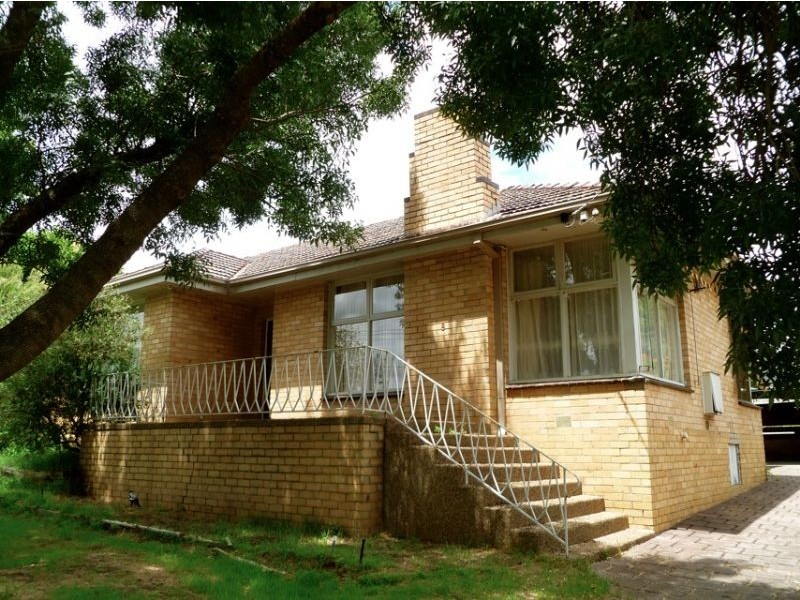 8 Meadow Crescent, Mount Waverley VIC 3149