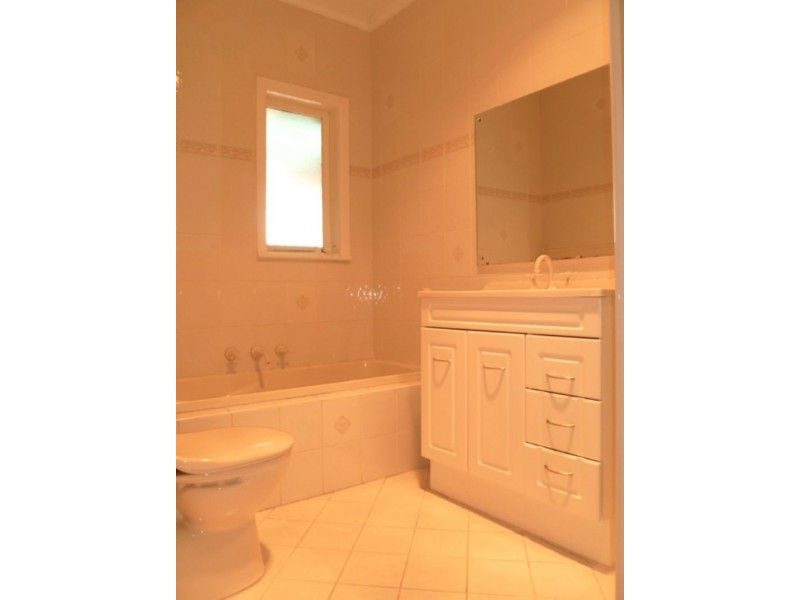 8 Meadow Crescent, Mount Waverley VIC 3149