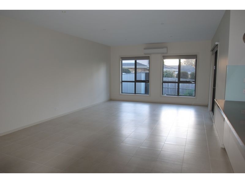 2/14 Pinewood Drive, Mount Waverley VIC 3149