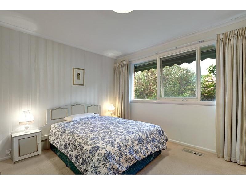 1 Hilltop Crescent, Burwood East VIC 3151