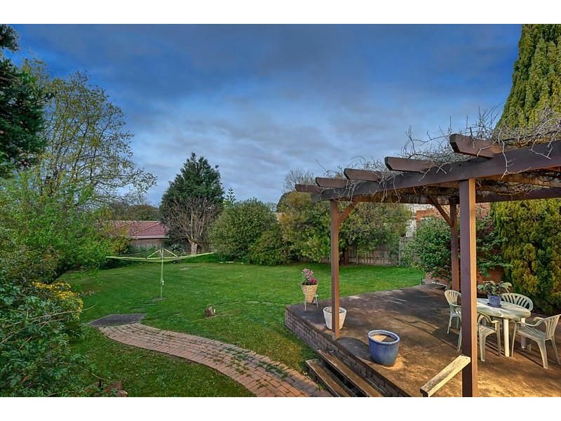 1 Hilltop Crescent, Burwood East VIC 3151