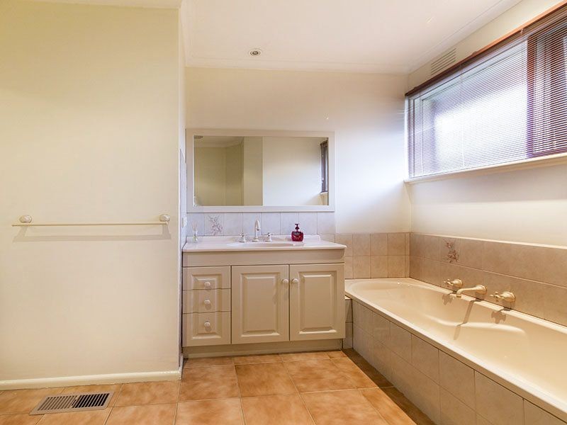 31 Le Gallienne Crescent, Mulgrave VIC 3170