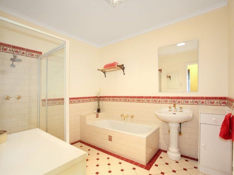 13 Kingswood Avenue, Mount Waverley VIC 3149