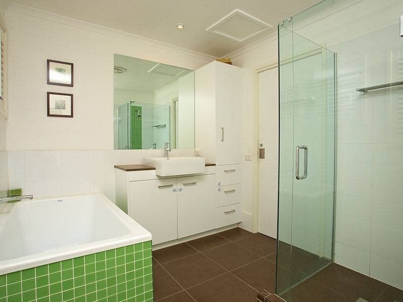 1 Robertson Street, Kensington VIC 3031