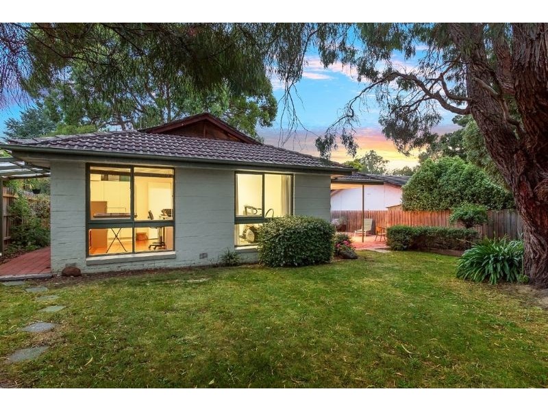 5 Lindisfarne Drive, Burwood East VIC 3151