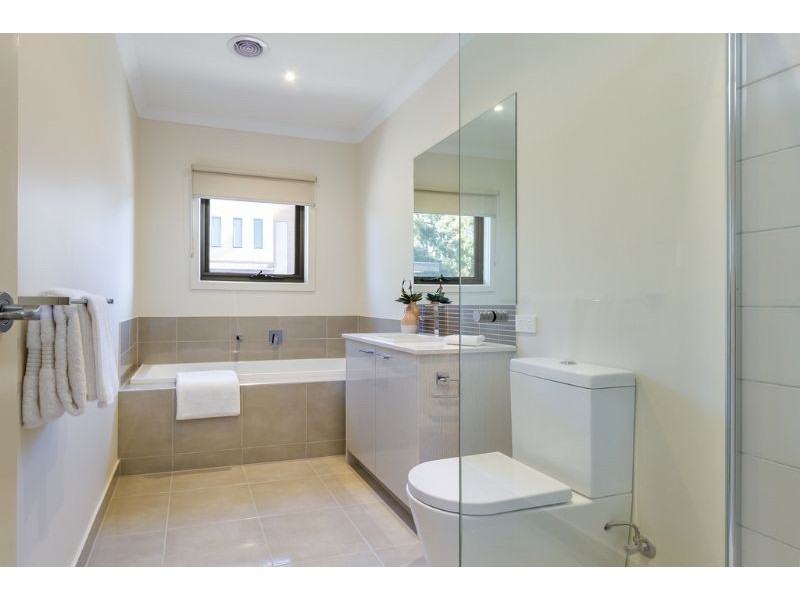 1/215 Normanby Road, Notting Hill VIC 3168