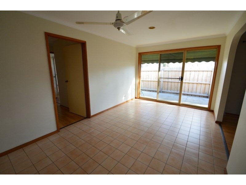 2/17 Florence Avenue, Berwick VIC 3806