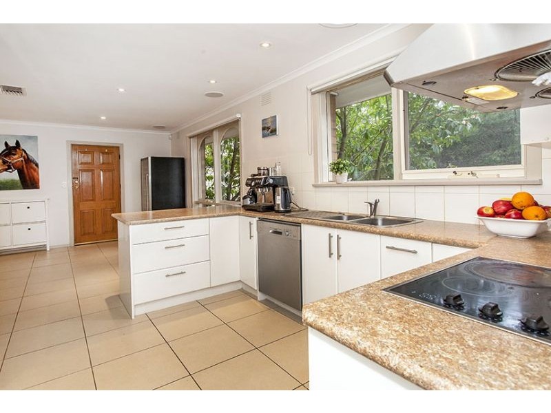 8 Grail Court, Glen Waverley VIC 3150