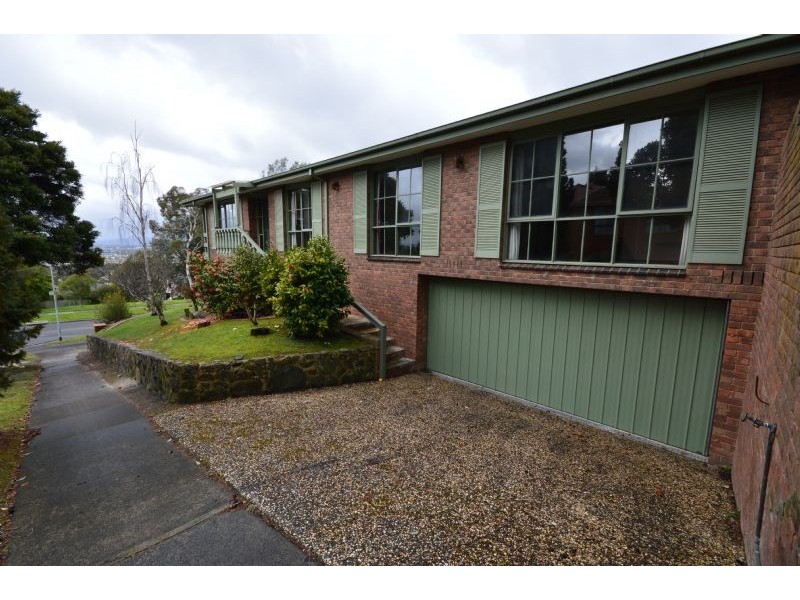 15 Erskine Crescent, Wheelers Hill VIC 3150