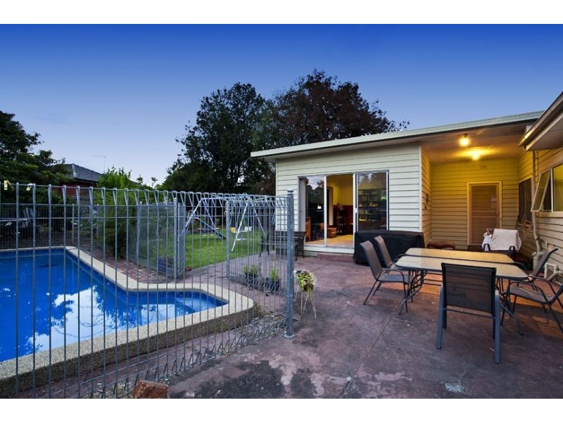 2 Colebrook Avenue, Mount Waverley VIC 3149
