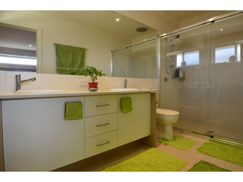 28 Barrier Reef Circuit, Endeavour Hills VIC 3802