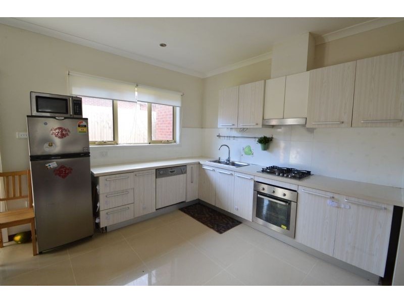 2/11 Aurisch Avenue, Glen Waverley VIC 3150