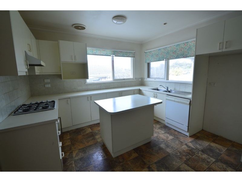 8 Mandowie Road, Glen Waverley VIC 3150