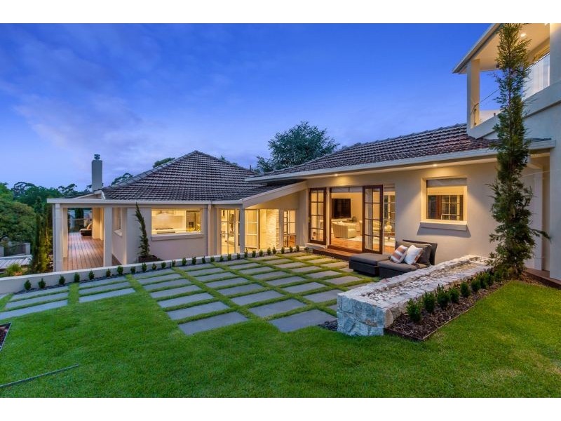 10 Pleasant View Crescent, Wheelers Hill VIC 3150