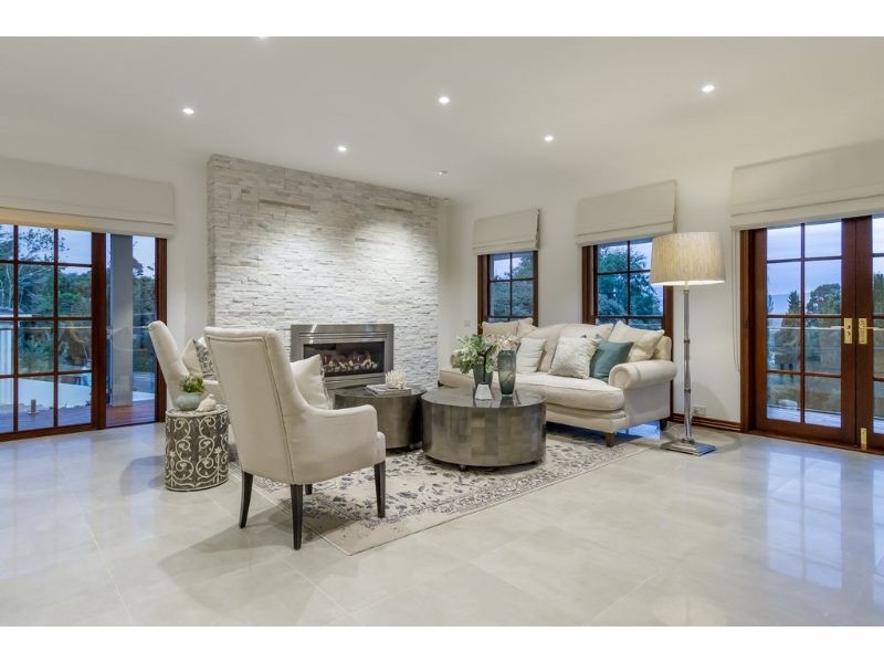 10 Pleasant View Crescent, Wheelers Hill VIC 3150