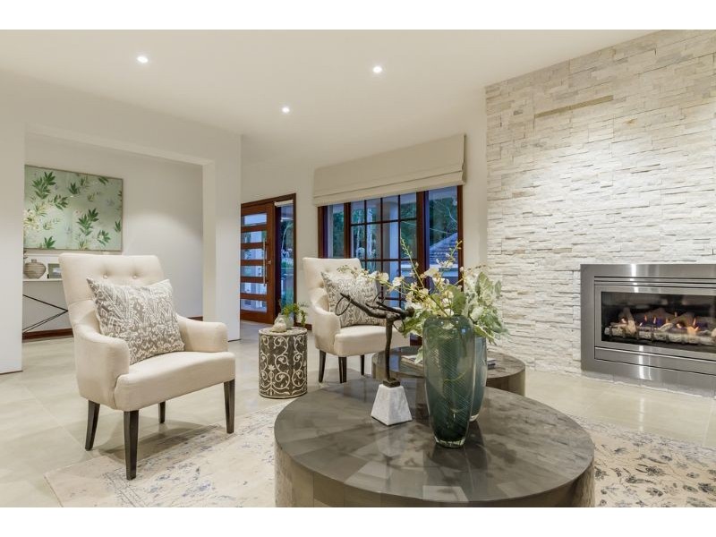 10 Pleasant View Crescent, Wheelers Hill VIC 3150