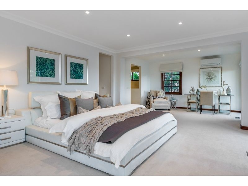 10 Pleasant View Crescent, Wheelers Hill VIC 3150