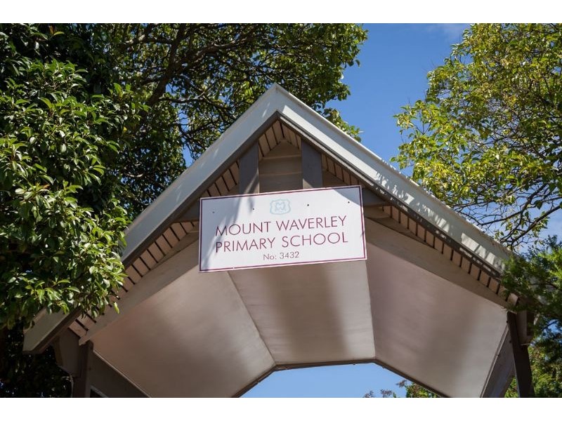 2 Kingsley Grove, Mount Waverley VIC 3149