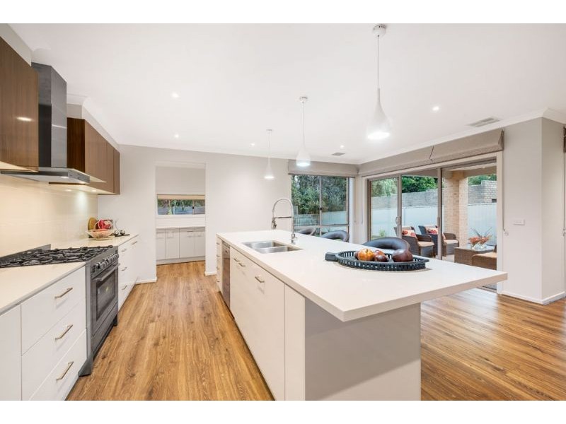 10 Radleigh Drive, Wheelers Hill VIC 3150