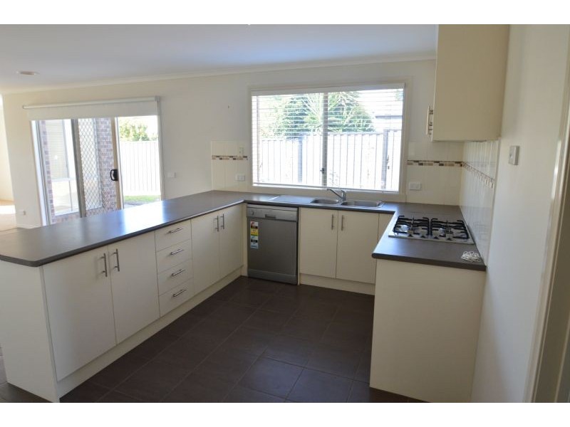 16 Killarney Crescent, Pakenham VIC 3810