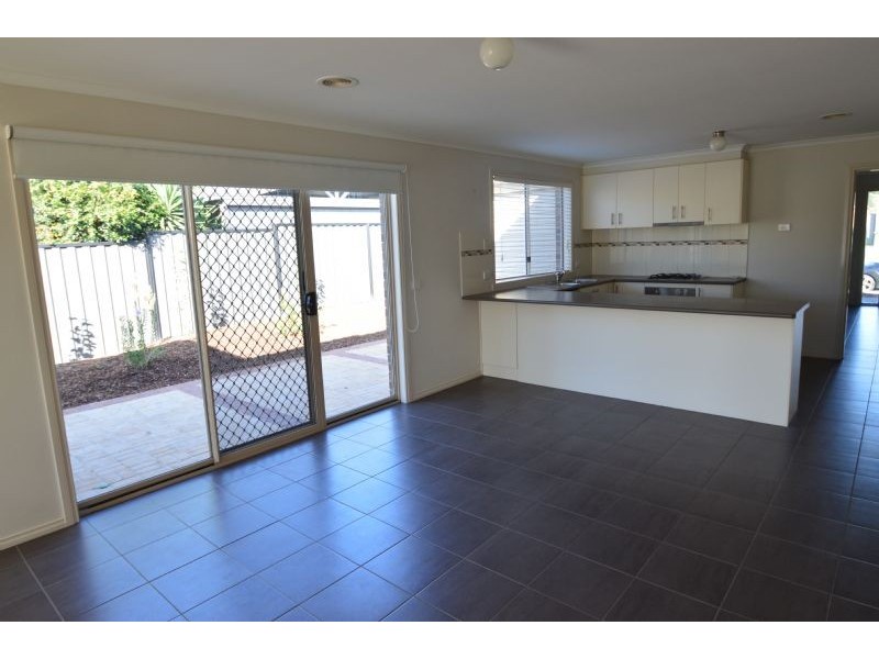 16 Killarney Crescent, Pakenham VIC 3810